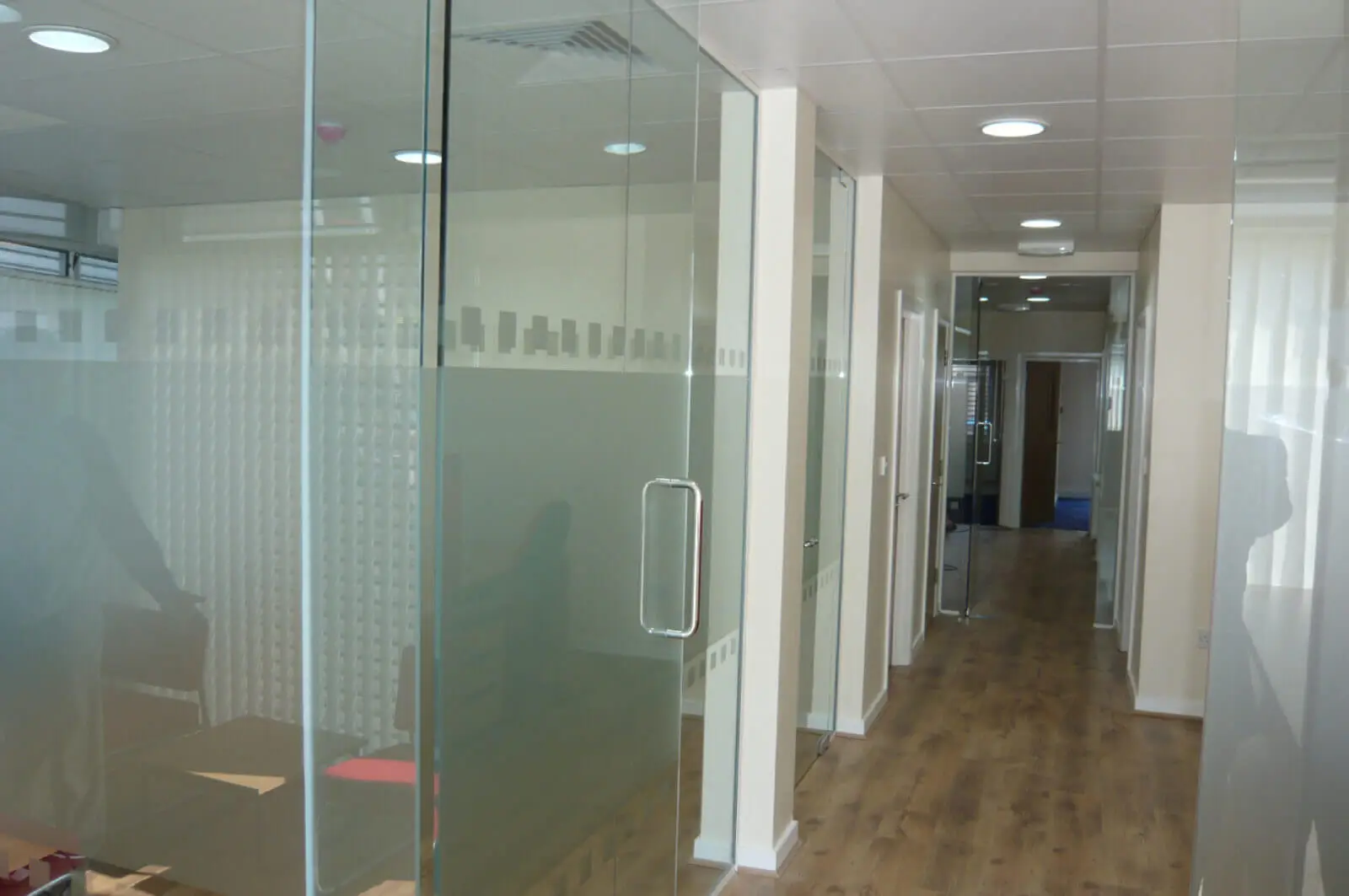 Office space design with Frameless Glass Partitions Screen 22