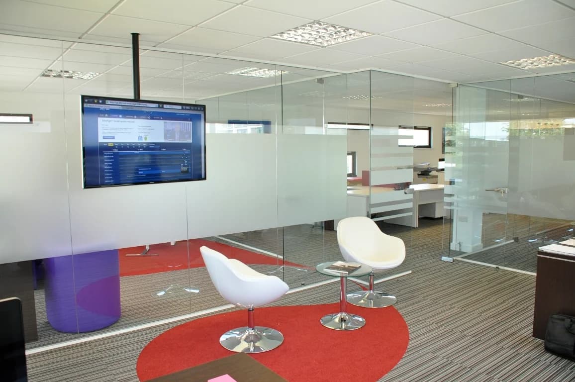 Why Glass Partitions Are Popular in Modern Offices