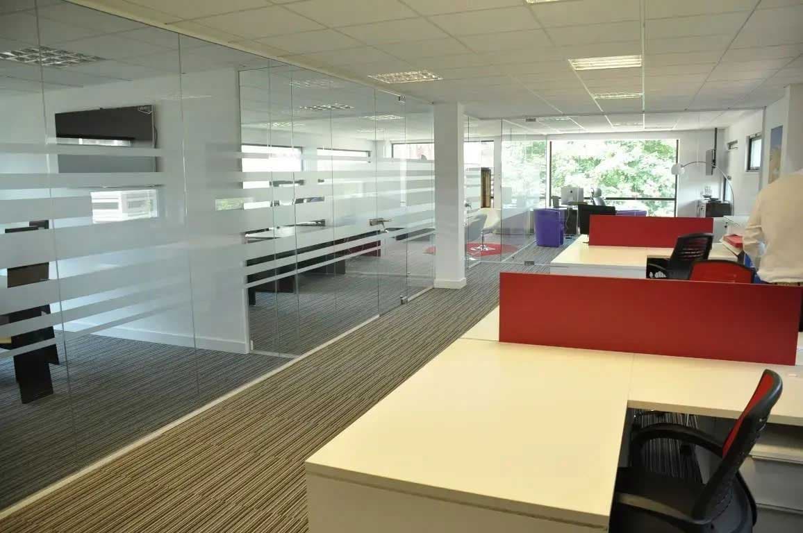 Why Glass Partitions Are Ideal For Any Office
