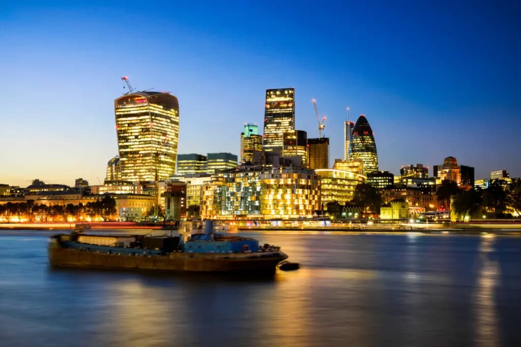 SECRETS TO SURVIVING A MOVE TO LONDON