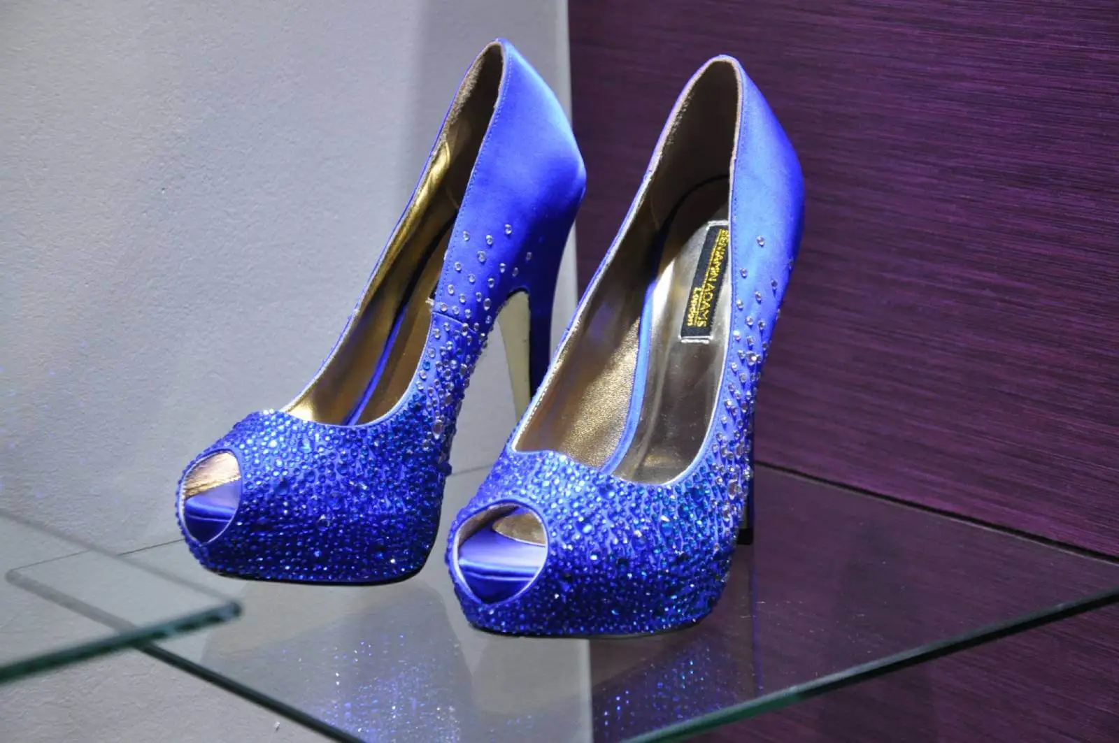 Paradox Fashion Designer Shoes with designer furniture, glass partitions, carpet tile flooring, plasterbaord Ceiling 24 Paradox Fashion Designer Shoes with designer furniture, glass partitions, carpet tile flooring, plasterbaord Ceiling 24
