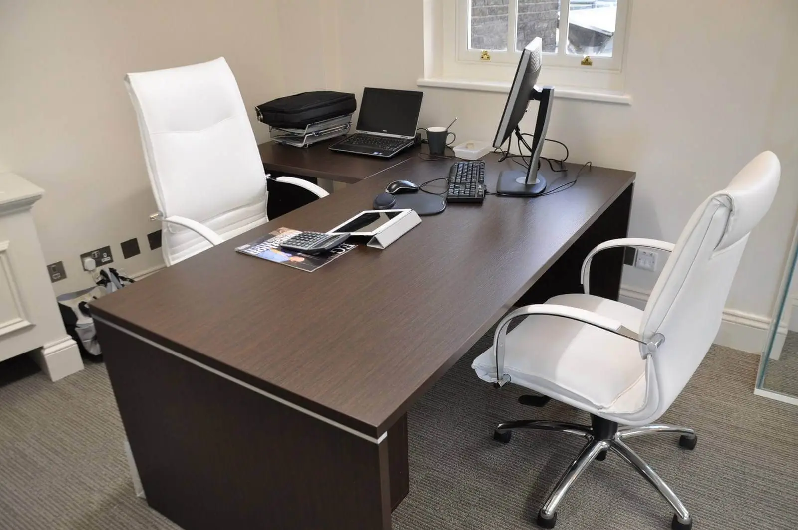 Aprirose-office-space-with-designer-furniture,-plasterboard-ceiling,-laminated-wood-flooring-and-glass-partitions 16