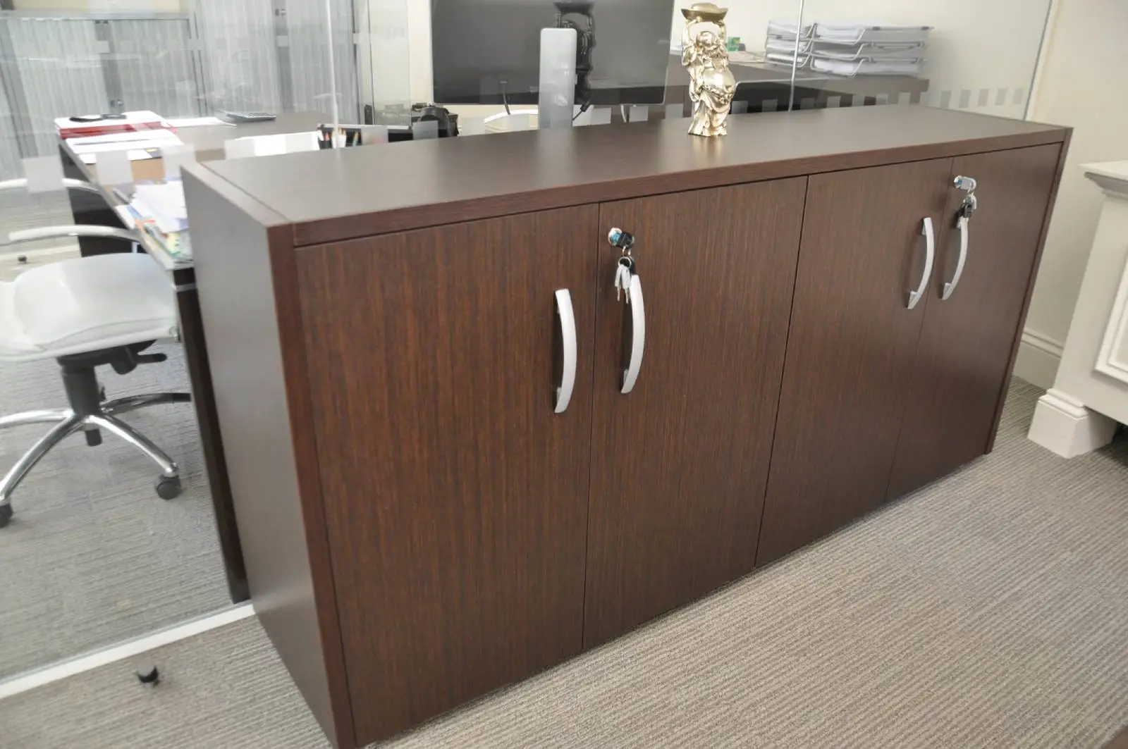 Aprirose-office-space-with-designer-furniture,-plasterboard-ceiling,-laminated-wood-flooring-and-glass-partitions 30