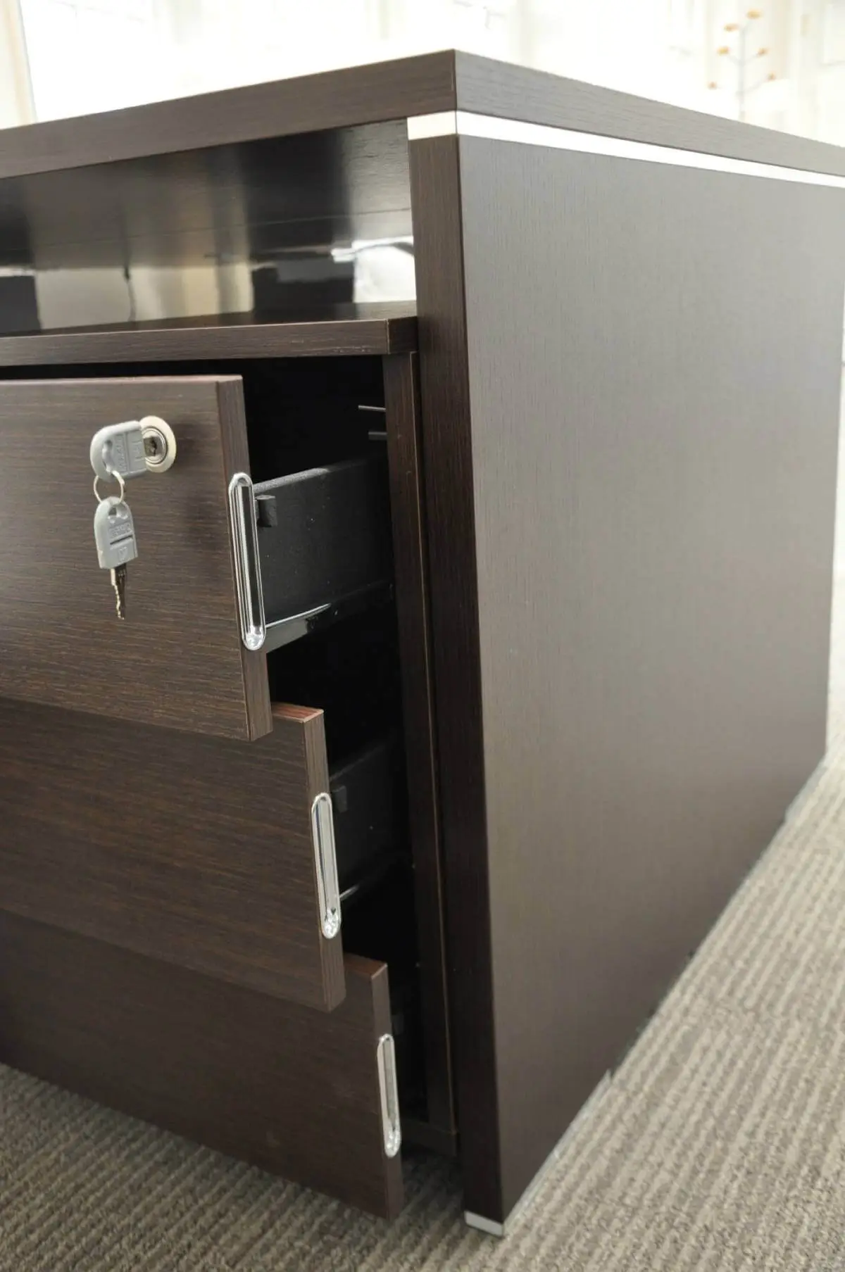 Aprirose-office-space-with-designer-furniture,-plasterboard-ceiling,-laminated-wood-flooring-and-glass-partitions 32