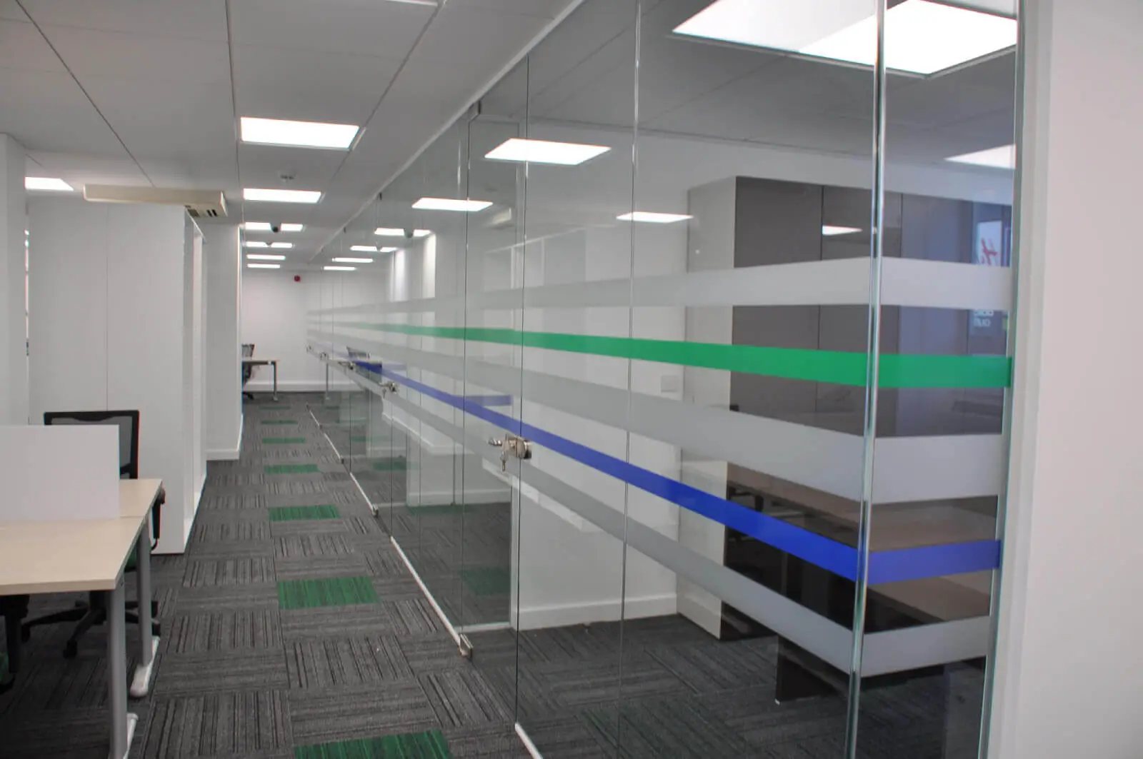 landau morely office design and refurbishment with single glazed glass partitions and furniture 18