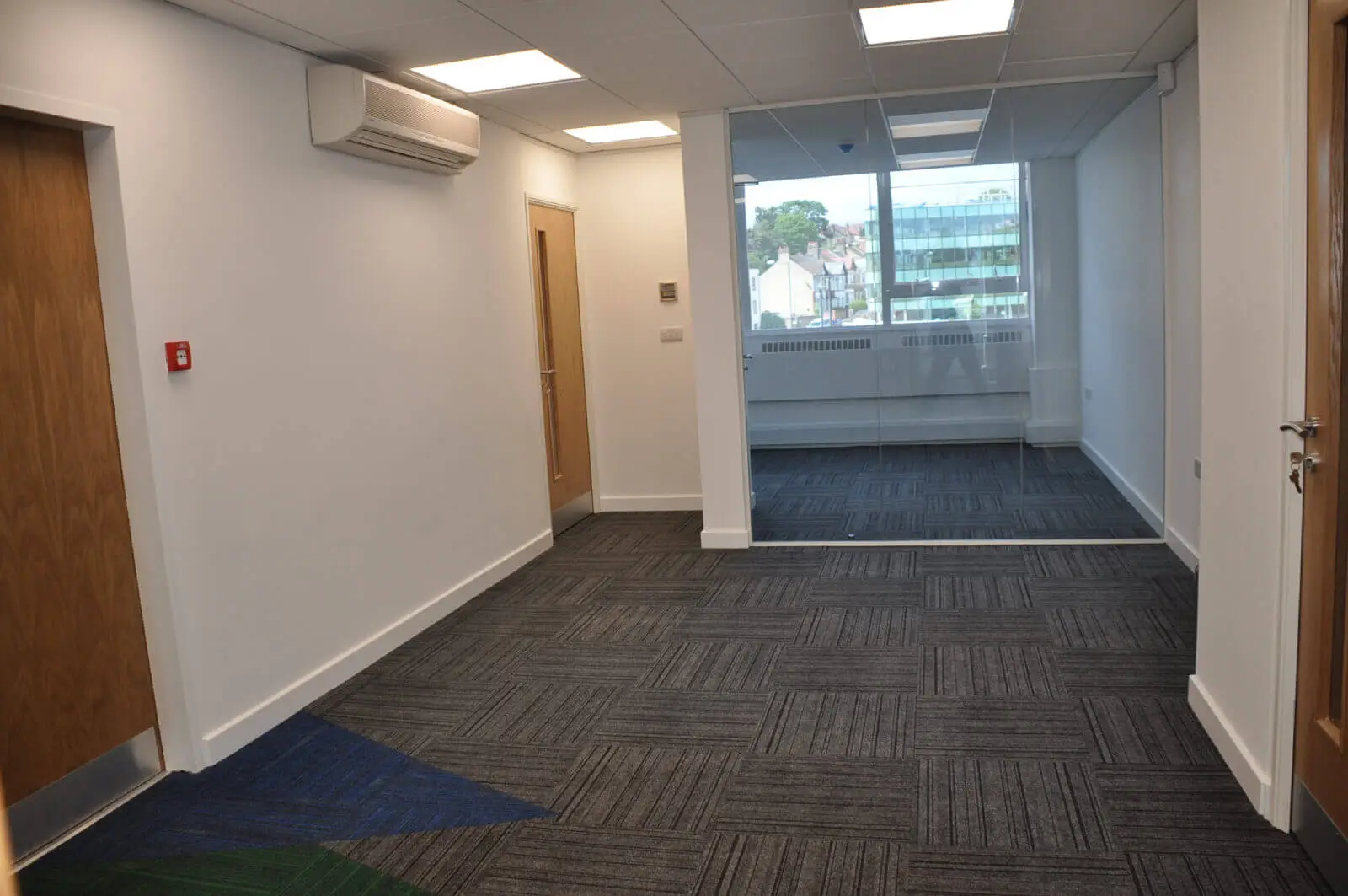 landau morely office design and refurbishment with single glazed glass partitions and furniture 2