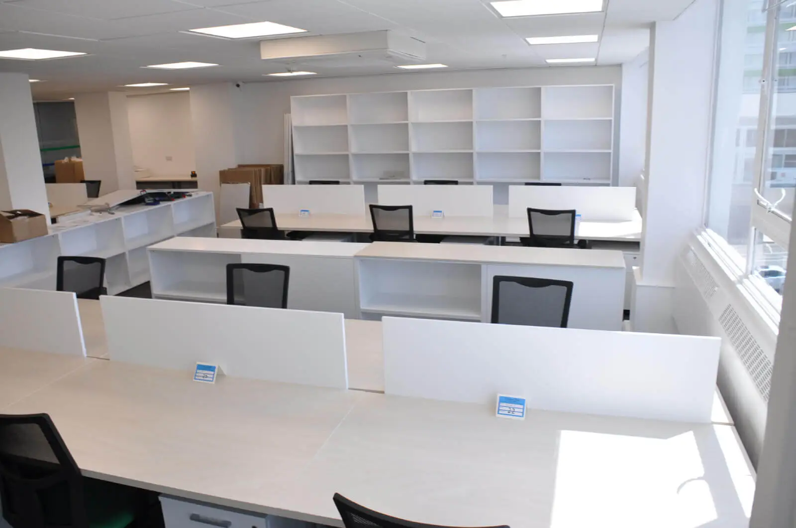 landau morely office design and refurbishment with single glazed glass partitions and furniture 25