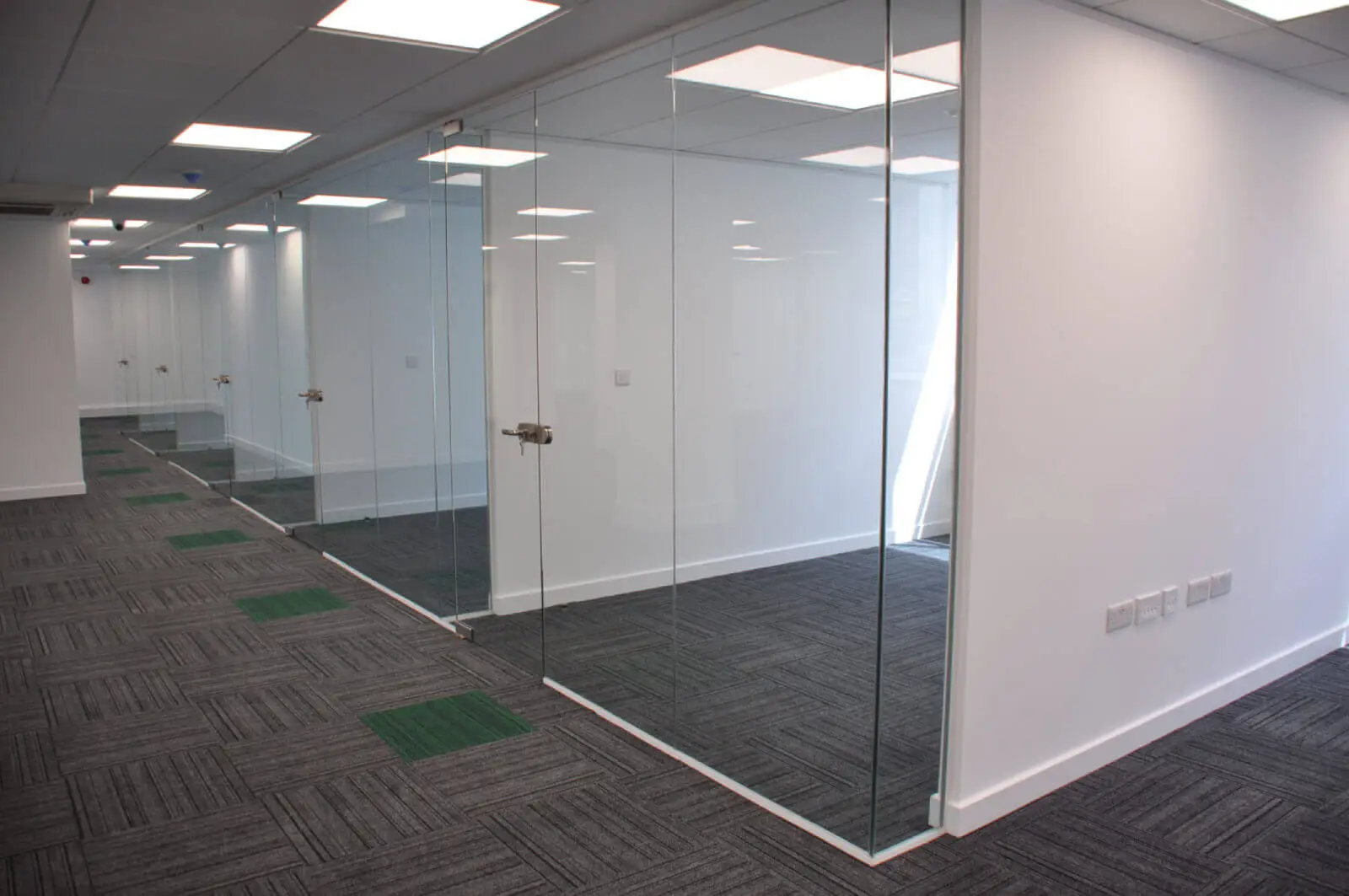 landau morely office design and refurbishment with single glazed glass partitions and furniture 26