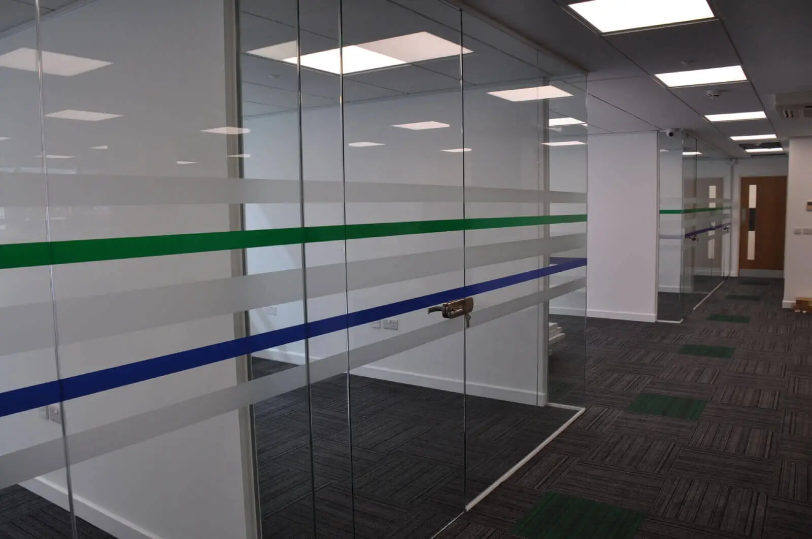 landau morely office design and refurbishment with single glazed glass partitions and furniture 32