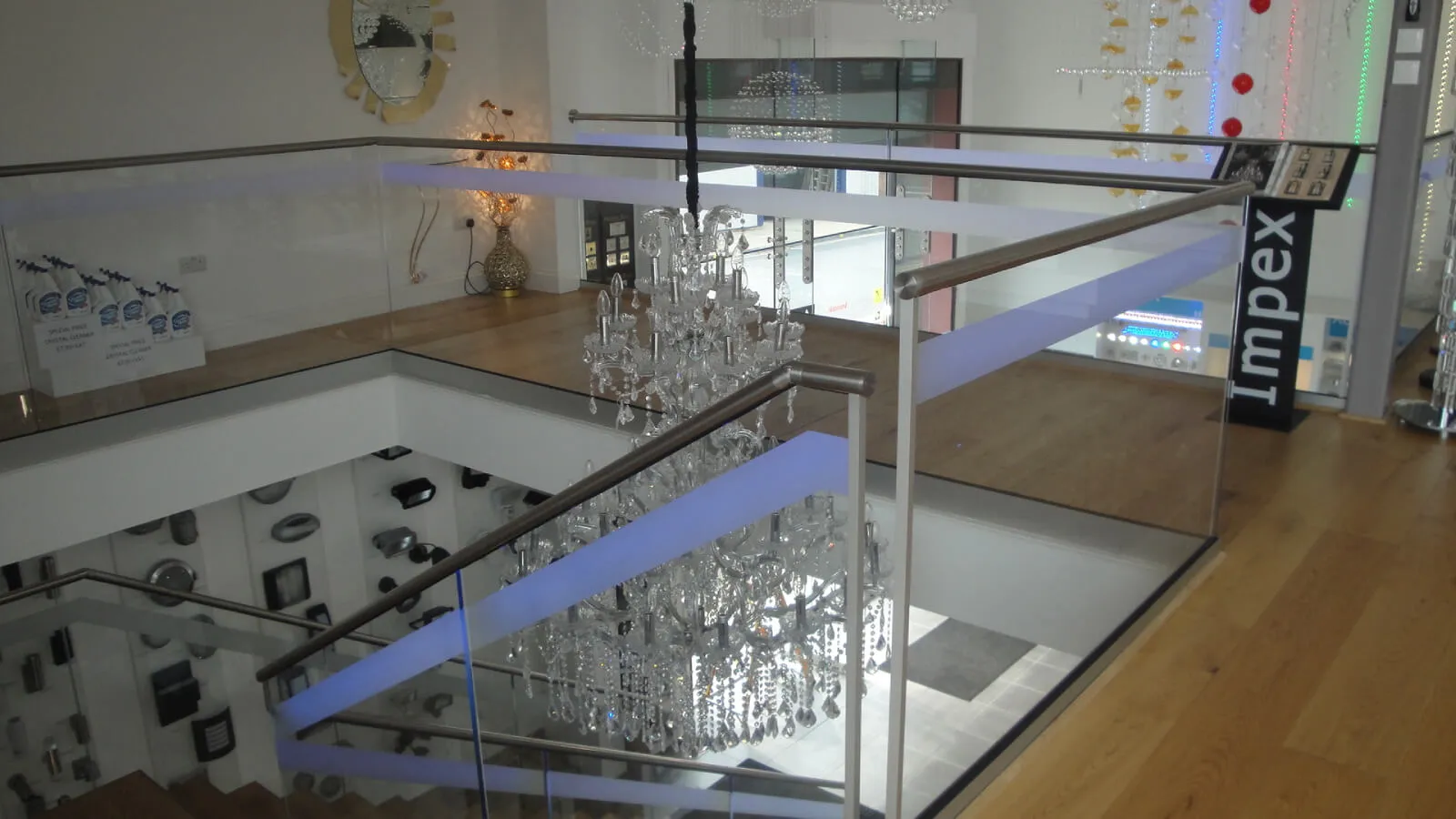Tansales office with single glazed with frameless doors glass partitions and desinger furniture 33
