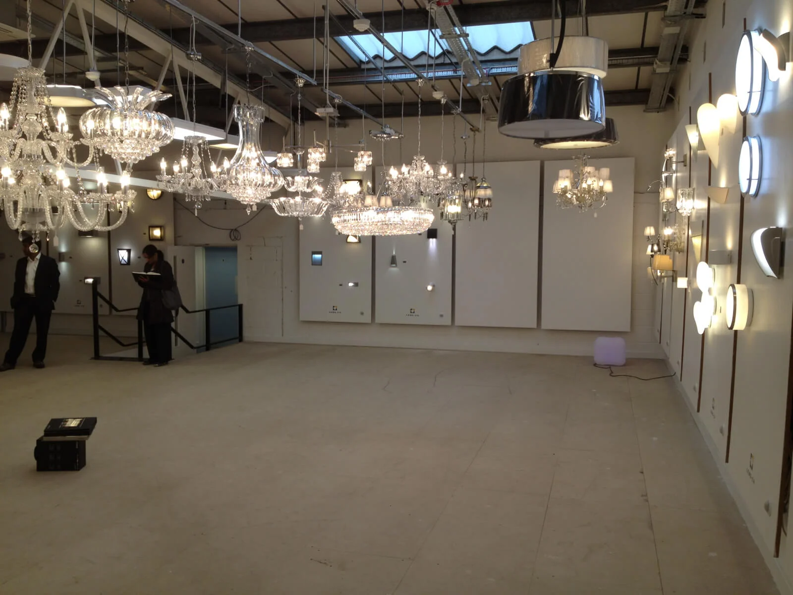 Tansales office with single glazed with frameless doors glass partitions and desinger furniture 41