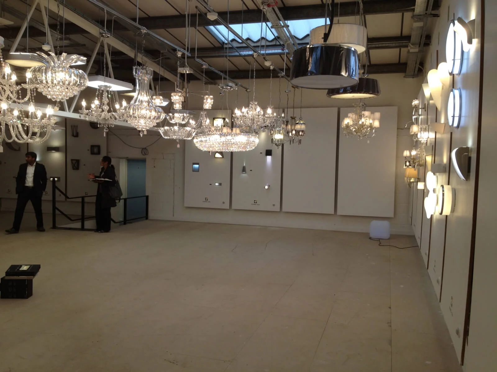 Tansales office with single glazed with frameless doors glass partitions and desinger furniture 43