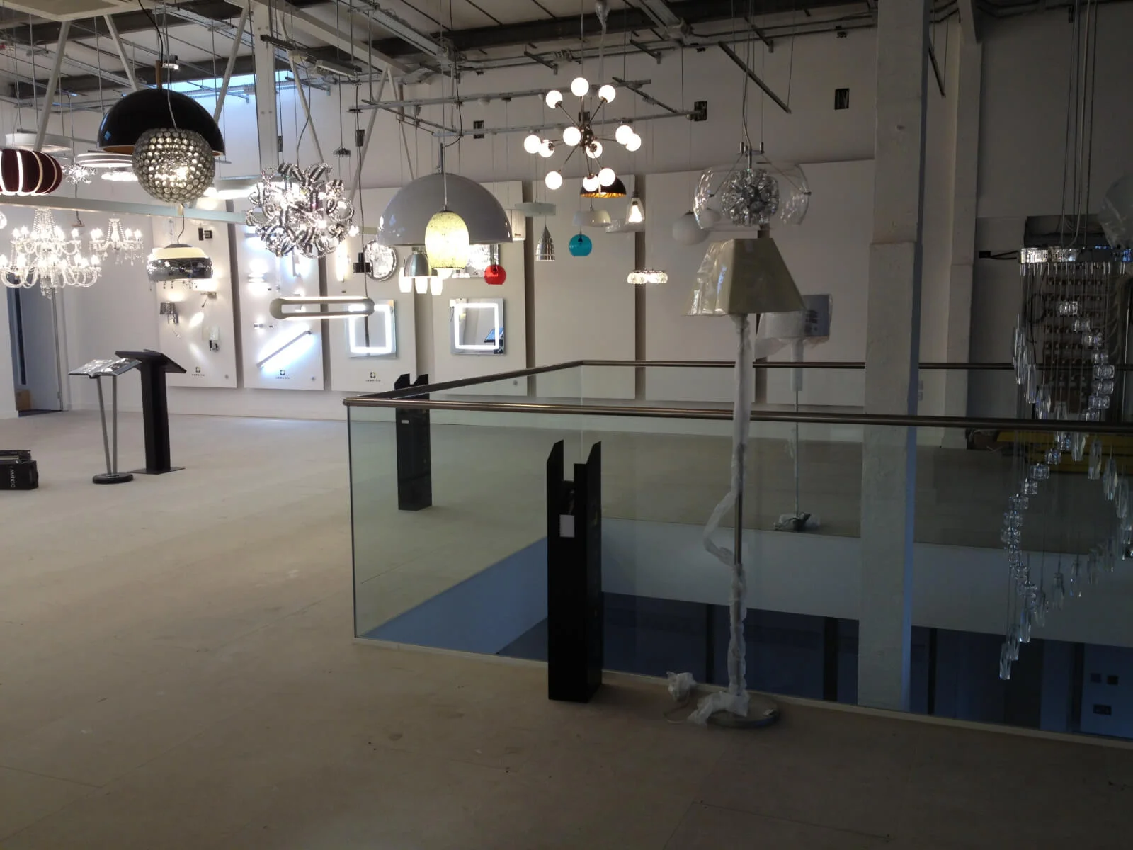 Tansales office with single glazed with frameless doors glass partitions and desinger furniture 45