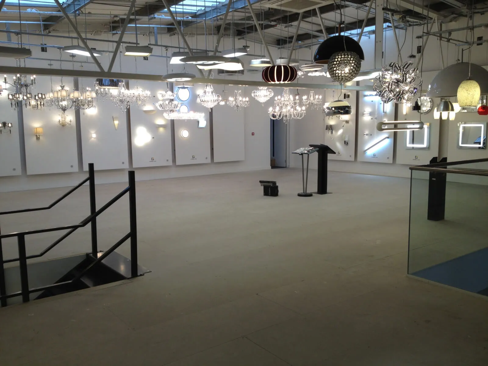 Tansales office with single glazed with frameless doors glass partitions and desinger furniture 46
