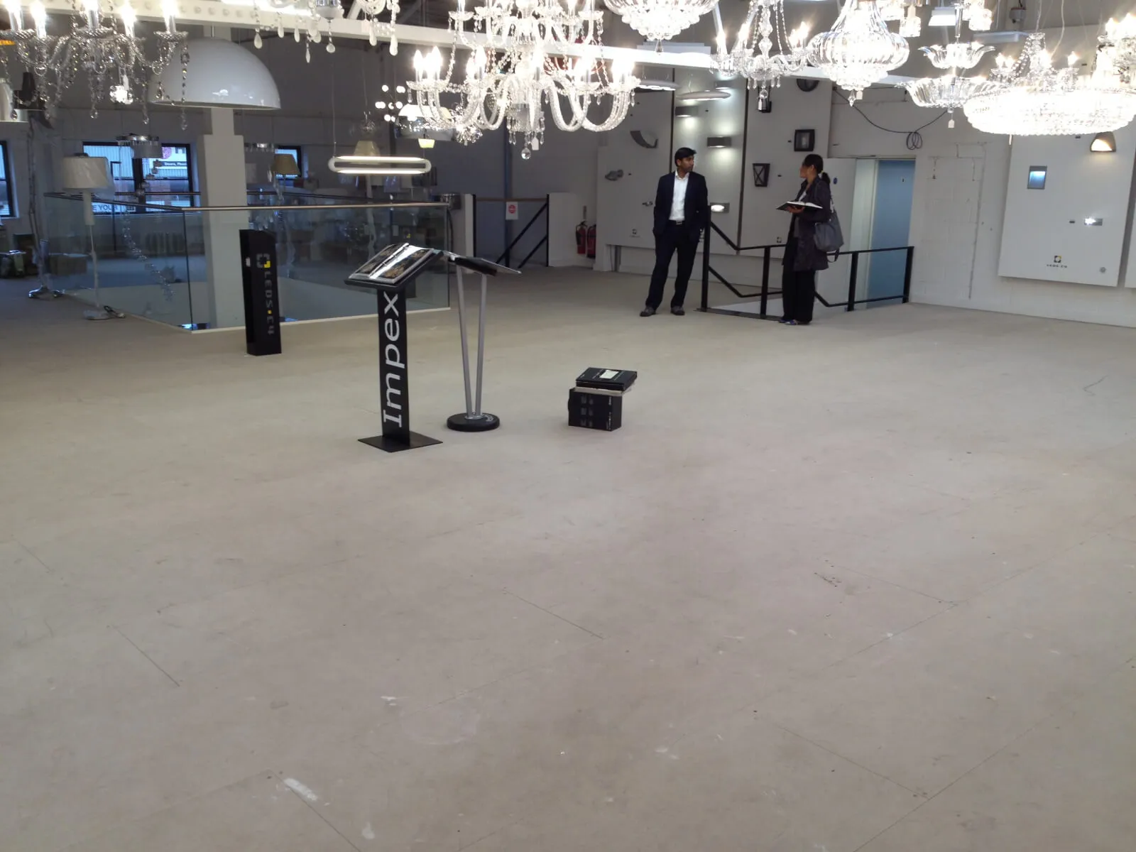 Tansales office with single glazed with frameless doors glass partitions and desinger furniture 51