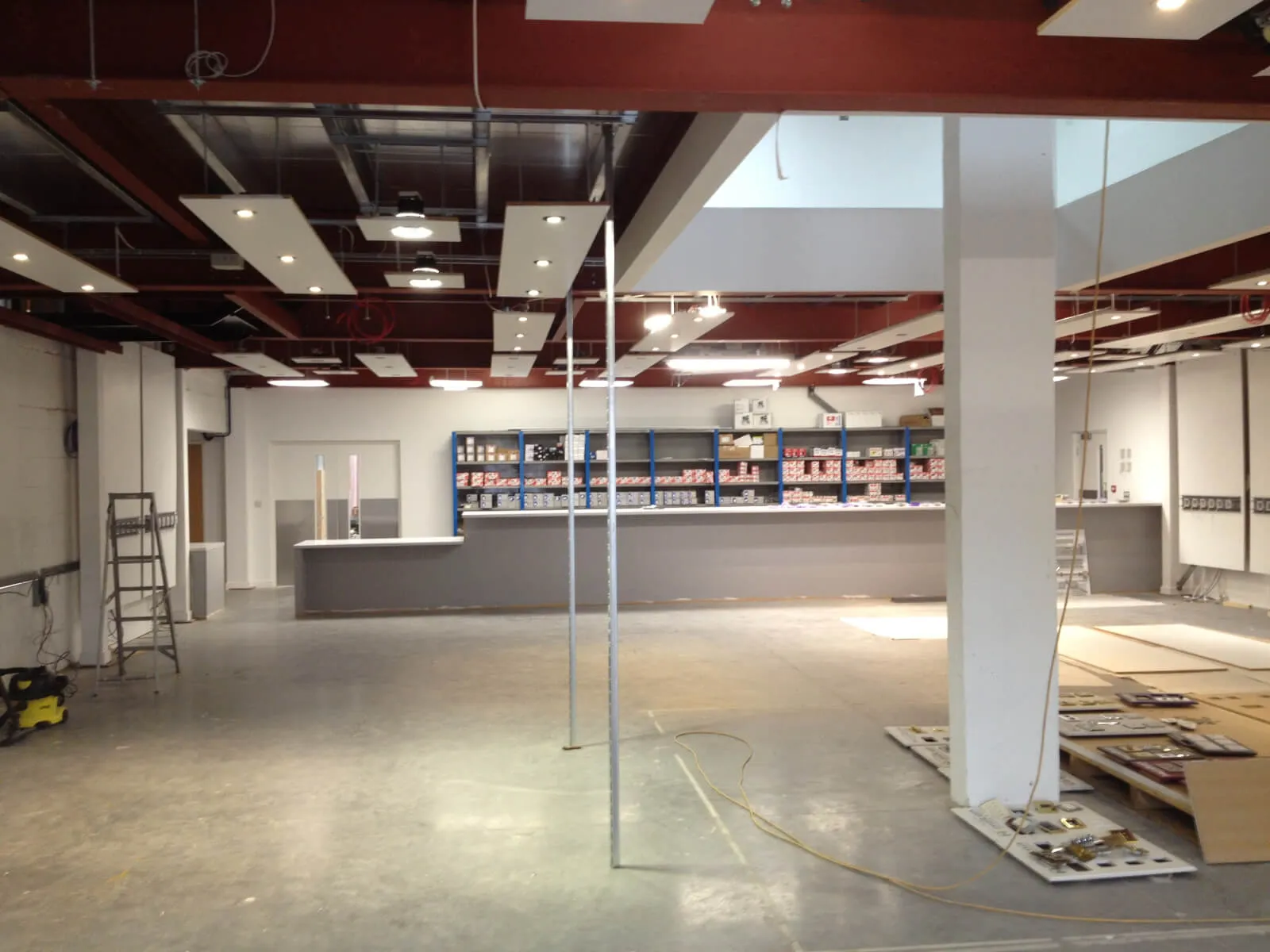 Tansales office with single glazed with frameless doors glass partitions and desinger furniture 52