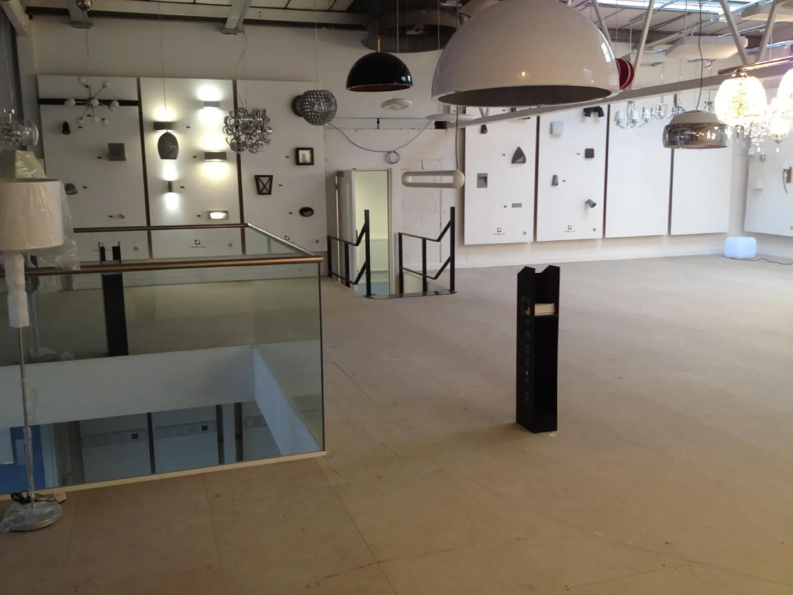 Tansales office with single glazed with frameless doors glass partitions and desinger furniture 54
