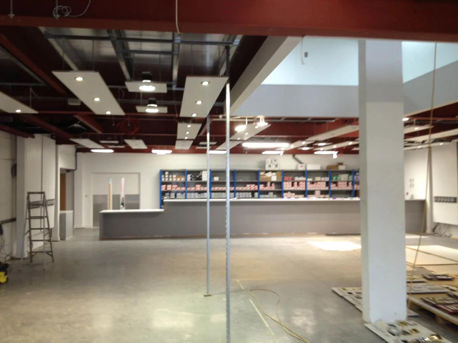 Tansales office with single glazed with frameless doors glass partitions and desinger furniture 56