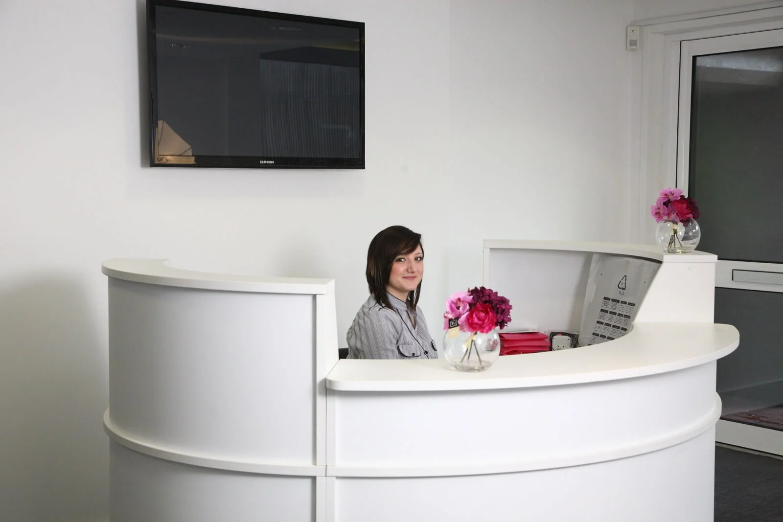 Tempus Court office with single glazed with frameless doors glass partitions and desinger furniture 1
