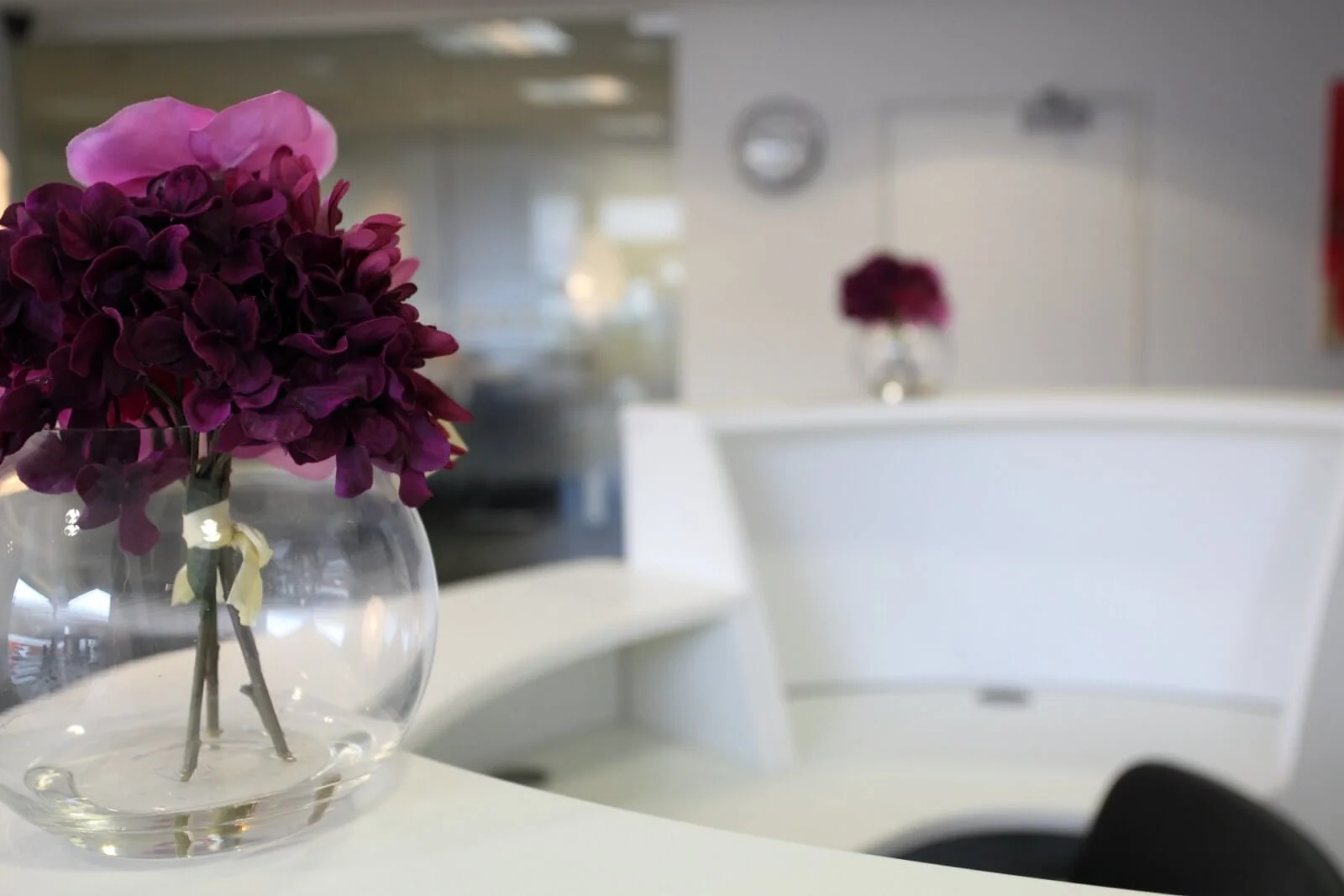Tempus Court office with single glazed with frameless doors glass partitions and desinger furniture 11