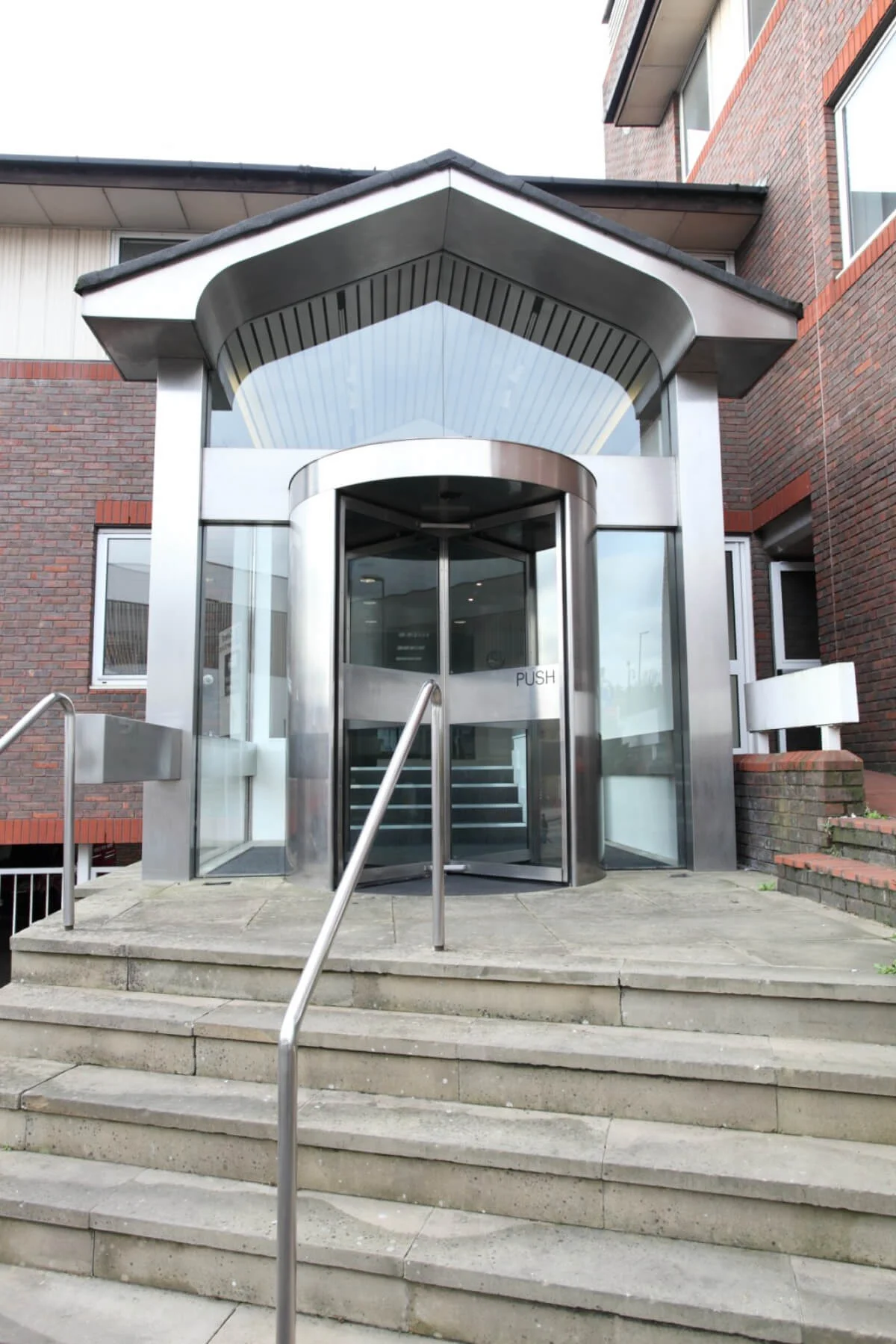 Tempus Court office with single glazed with frameless doors glass partitions and desinger furniture 15
