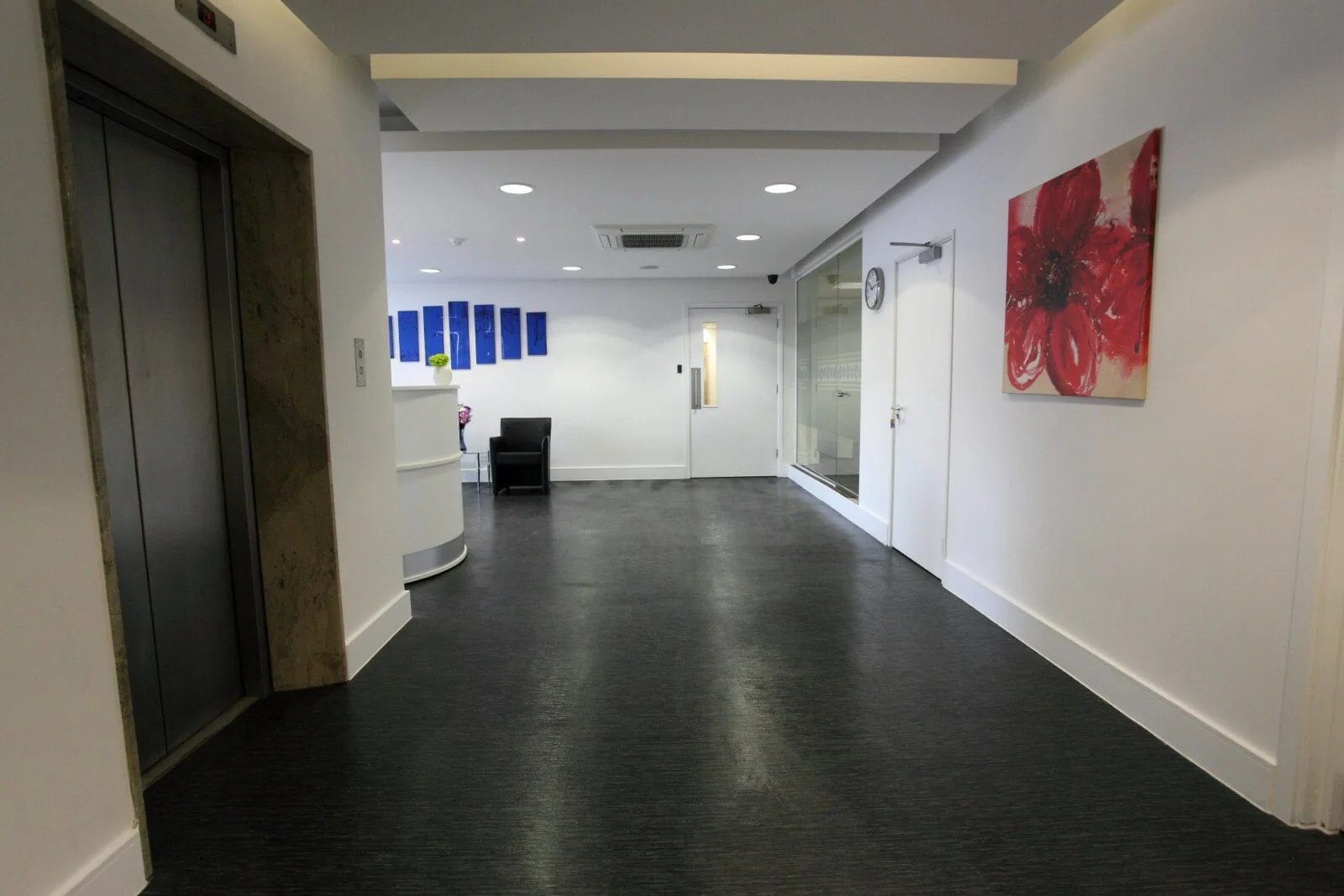 Tempus Court office with single glazed with frameless doors glass partitions and desinger furniture 17
