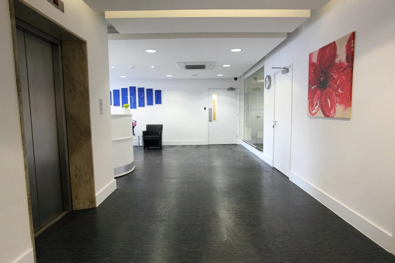 Tempus Court office with single glazed with frameless doors glass partitions and desinger furniture 19