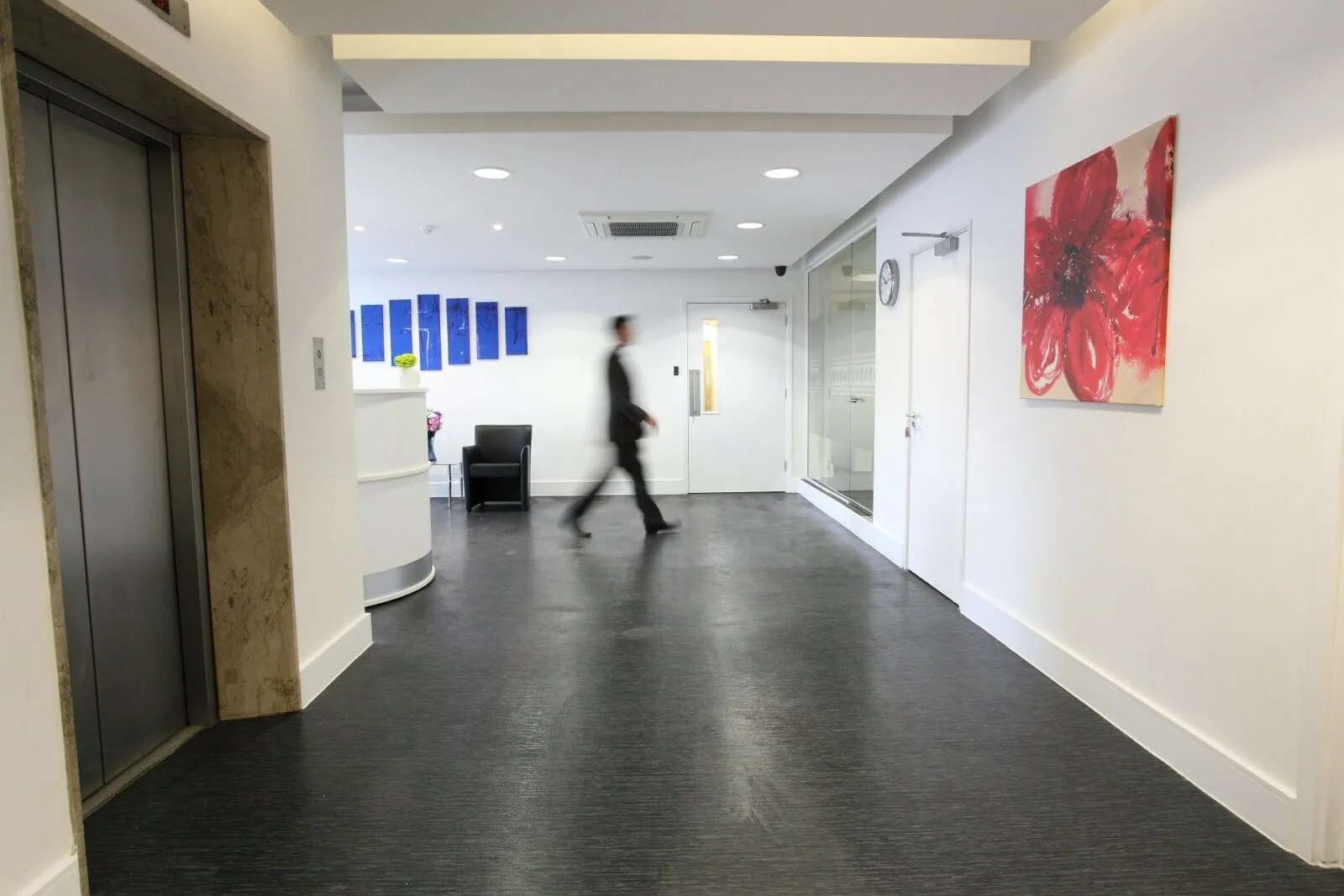 Tempus Court office with single glazed with frameless doors glass partitions and desinger furniture 20