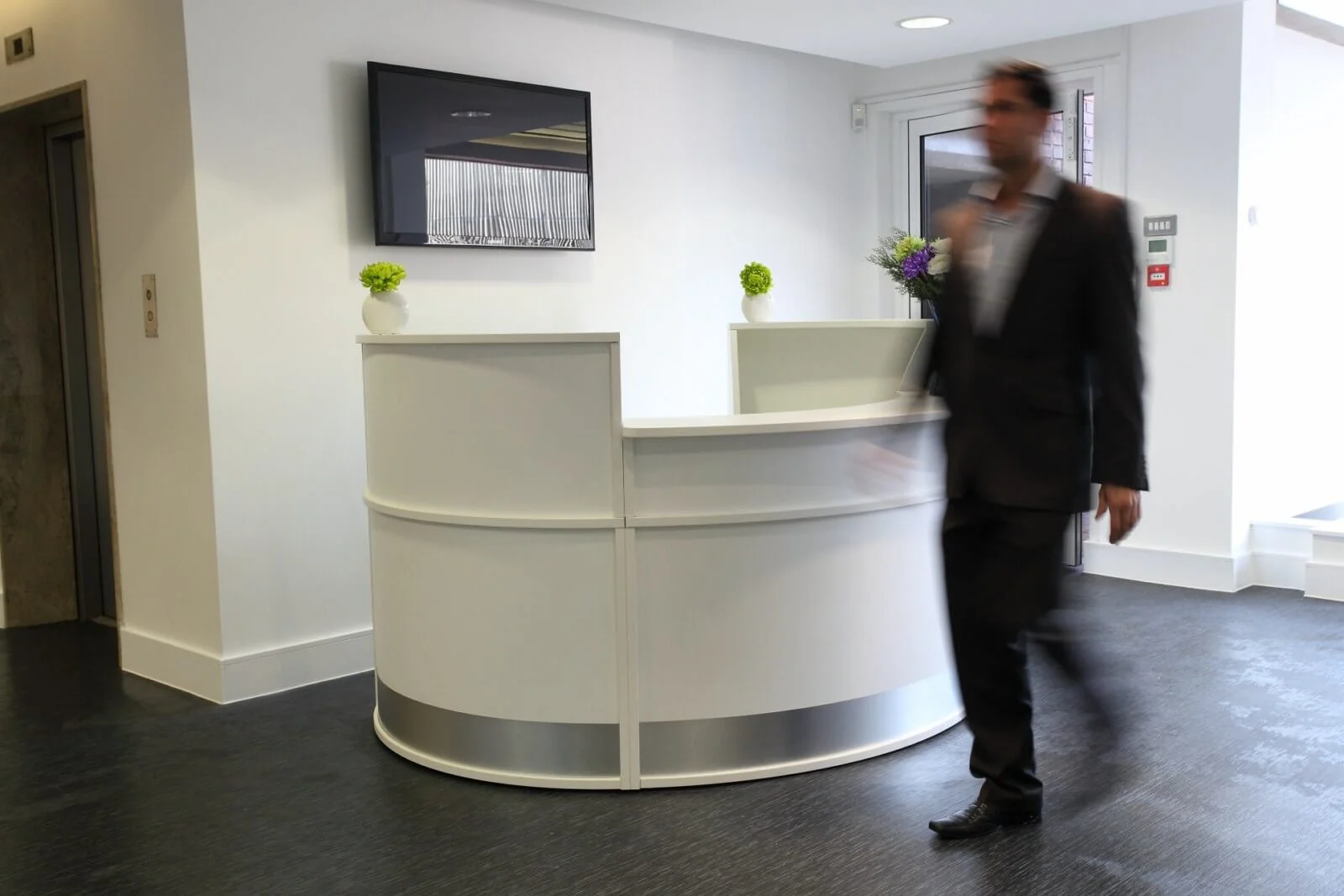 Tempus Court office with single glazed with frameless doors glass partitions and desinger furniture 21