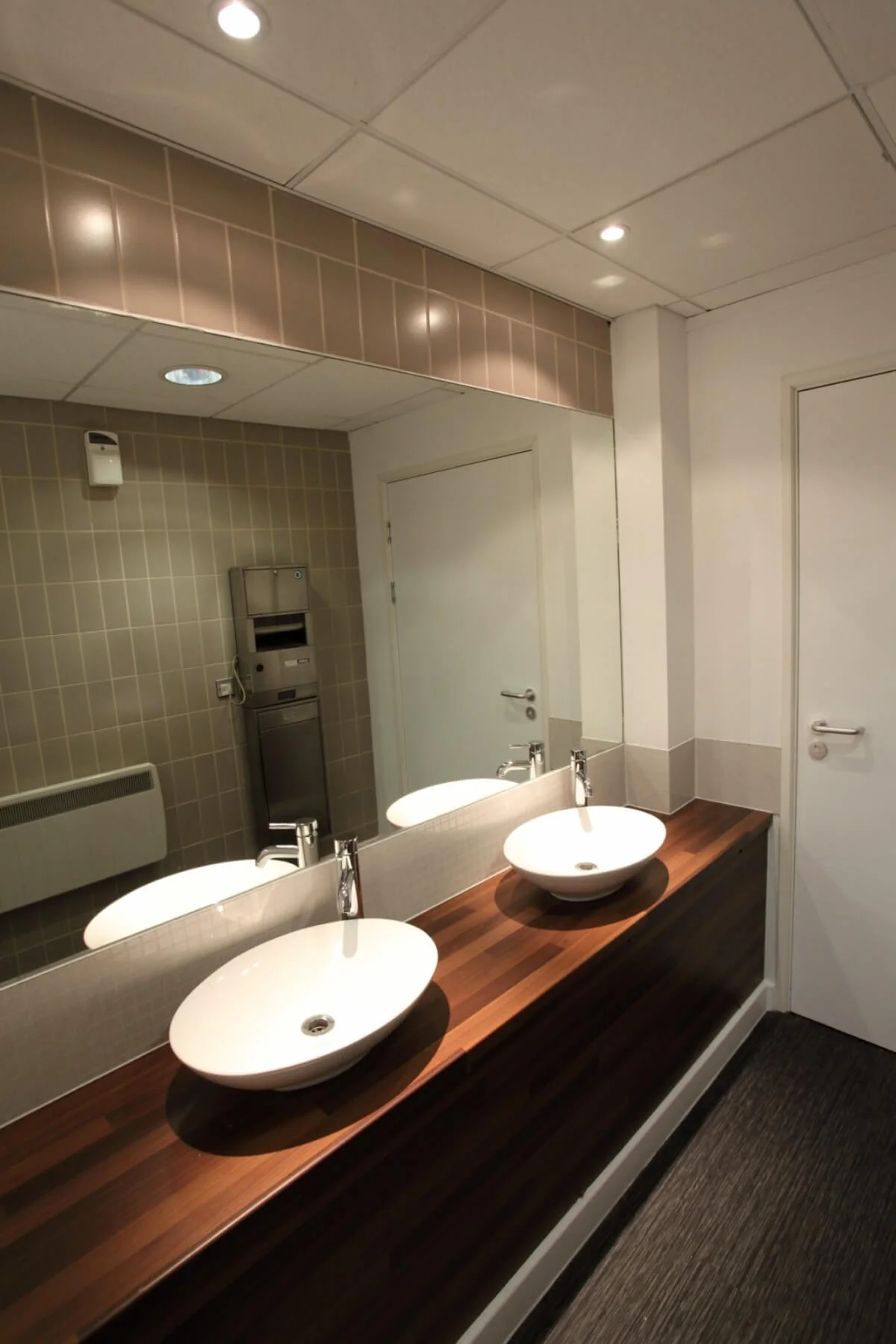 Tempus Court office with single glazed with frameless doors glass partitions and desinger furniture 29