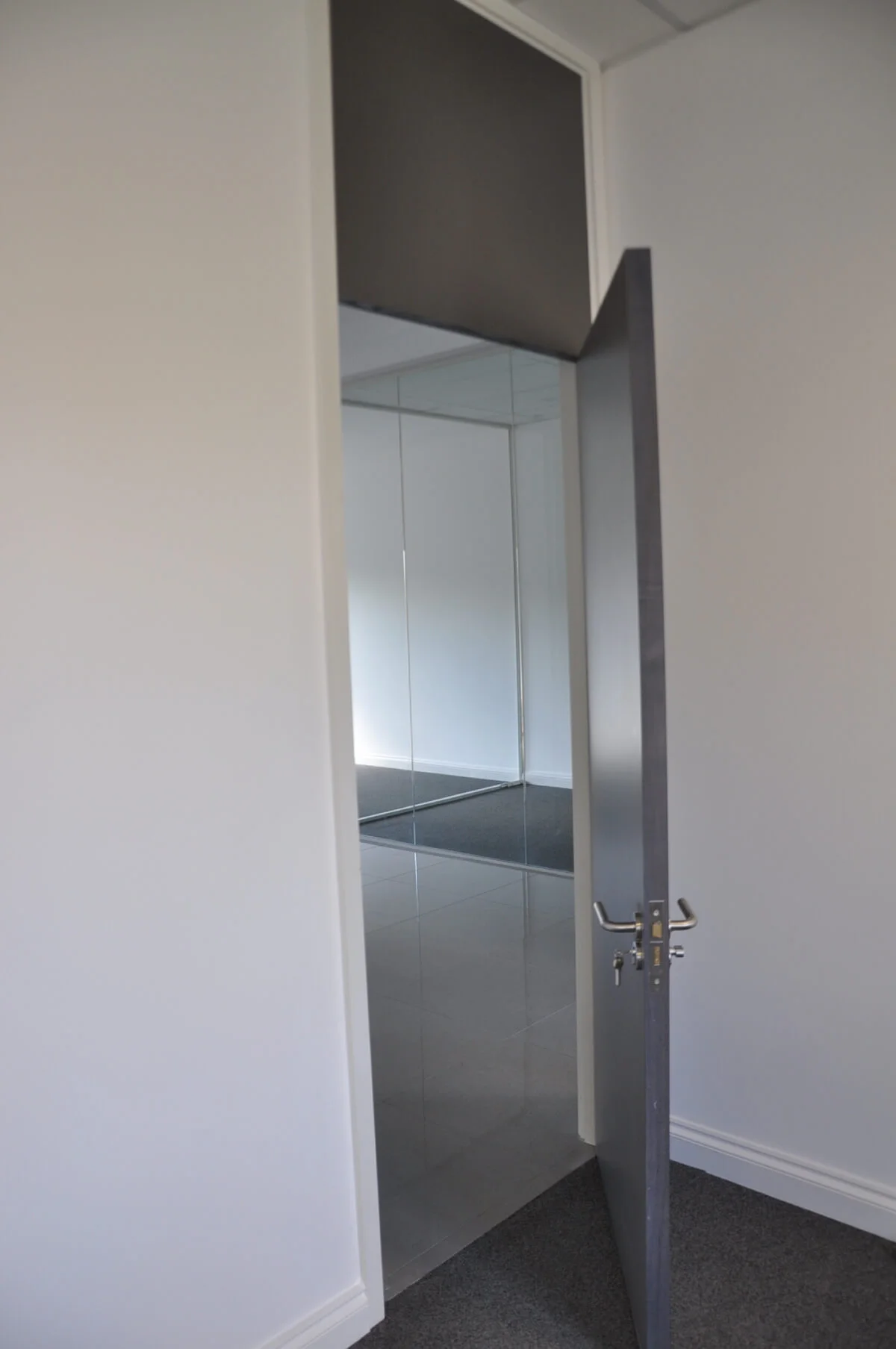 World Sim office with single glazed with frameless doors glass partitions and desinger furniture 10