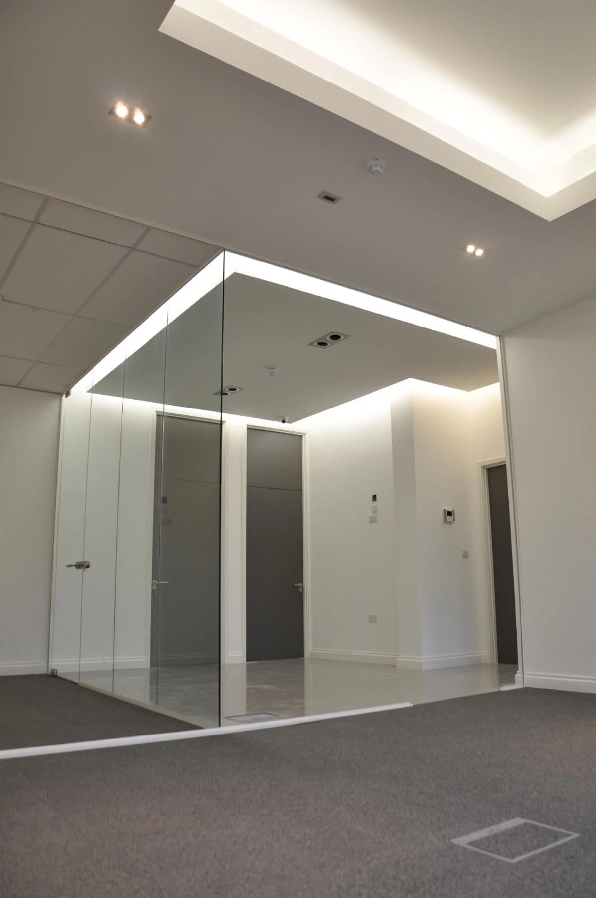 World Sim office with single glazed with frameless doors glass partitions and desinger furniture 11