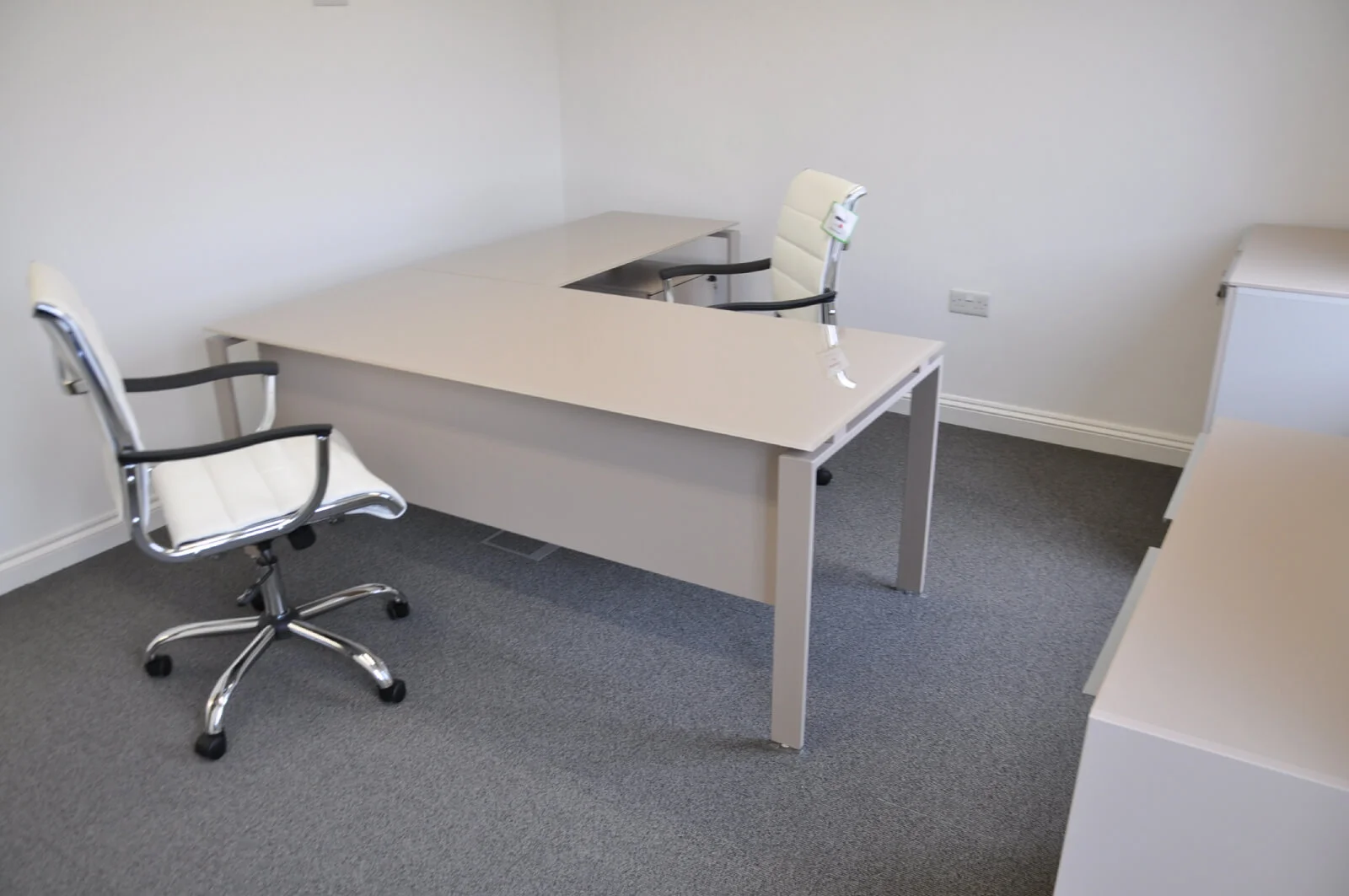World Sim office with single glazed with frameless doors glass partitions and desinger furniture 20