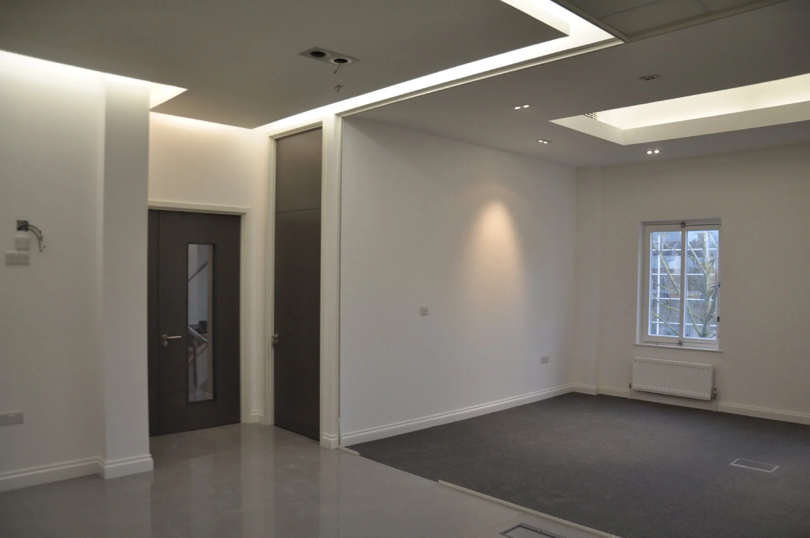 World Sim office with single glazed with frameless doors glass partitions and desinger furniture 25