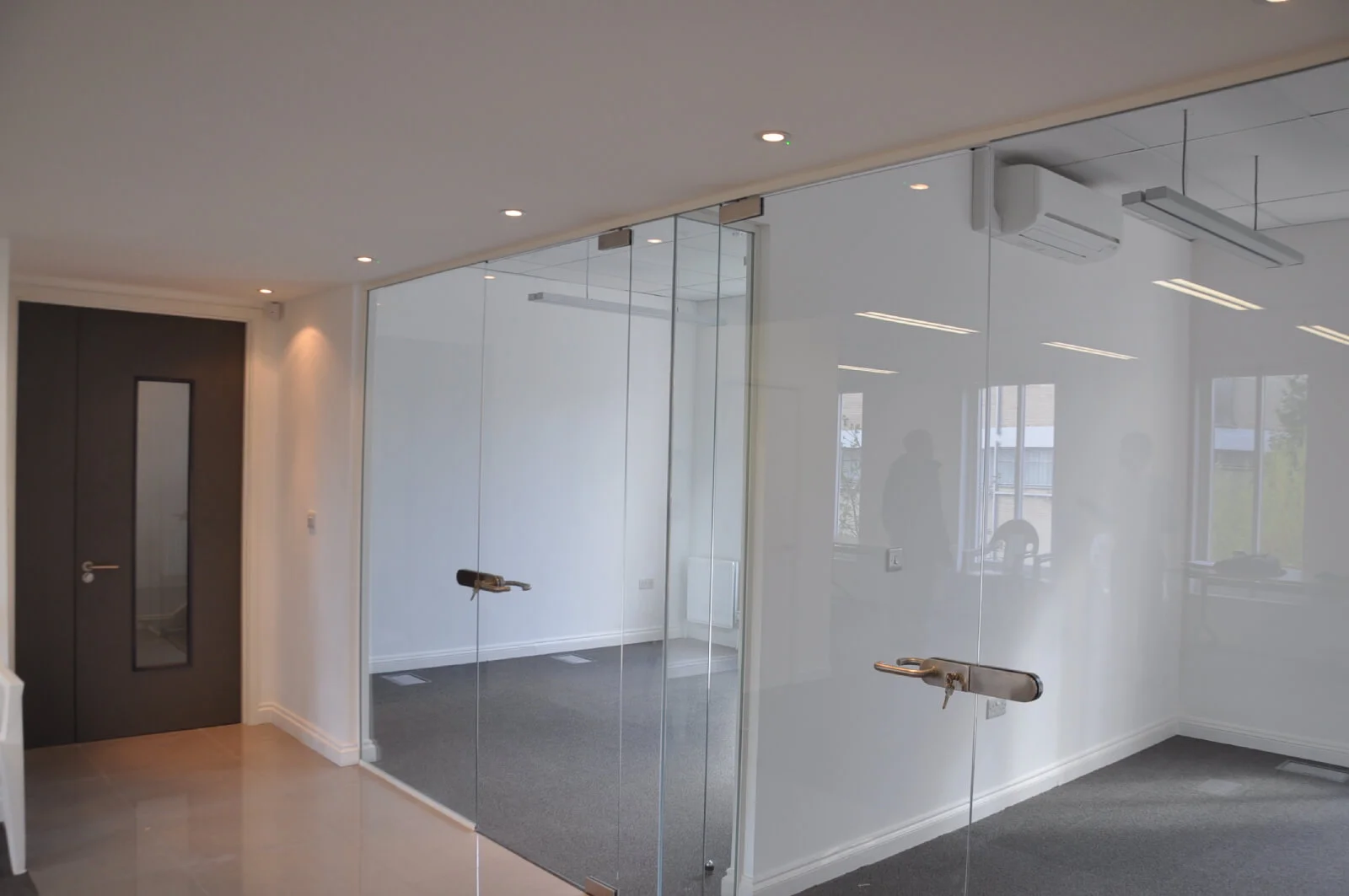 World Sim office with single glazed with frameless doors glass partitions and desinger furniture 6