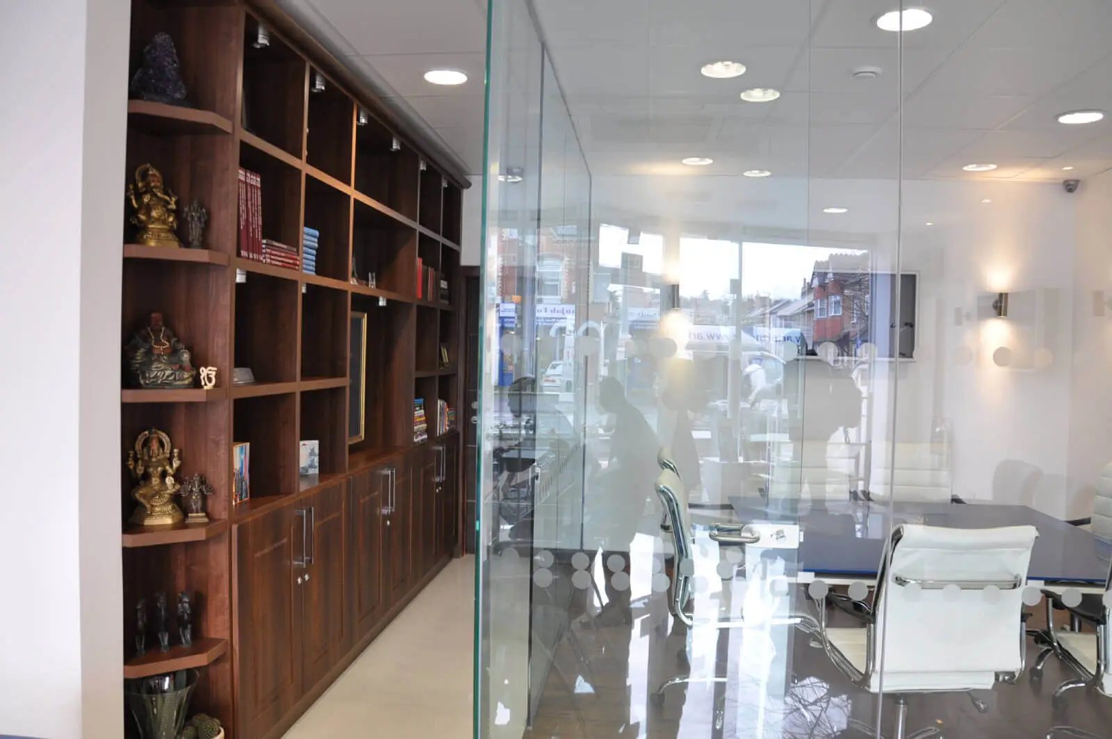 Office space design with Frameless Glass Partitions Screen 17 Office space design with Frameless Glass Partitions Screen 17