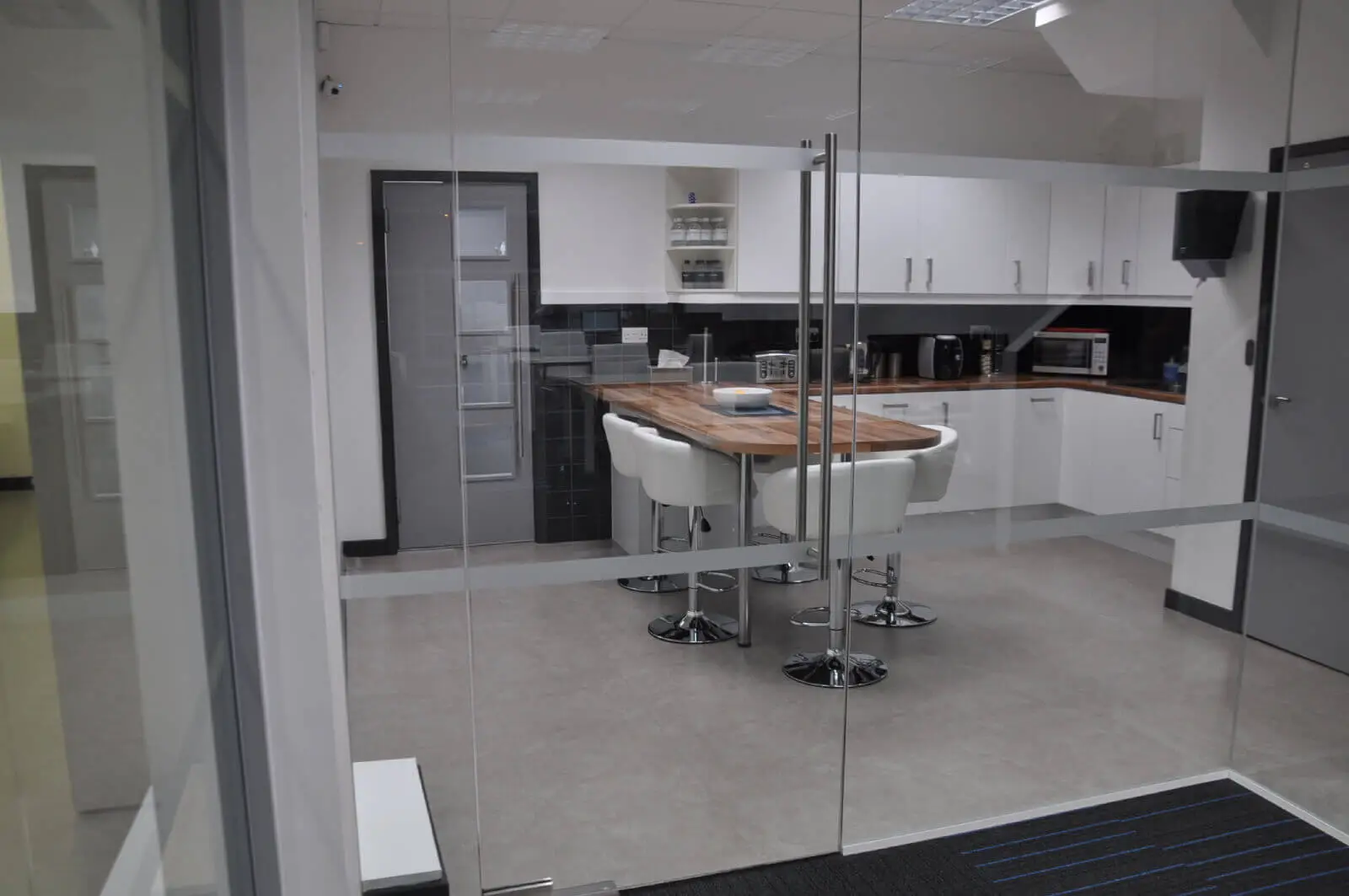 Office space design with Frameless Glass Partitions Screen 2 Office space design with Frameless Glass Partitions Screen 2